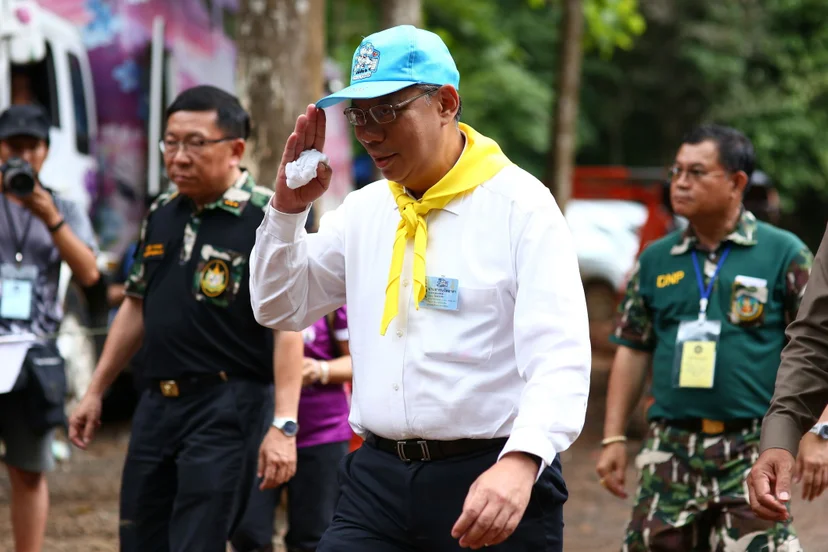 นายณรงค์ศักดิ์ โอสถธนากร ครั้งตำรงตำแหน่ง ผู้ว่าราชการจังหวัดเชียงราย ขณะกำลังเดินบัญชาการการช่วยเหลือ 13 หมูป่า