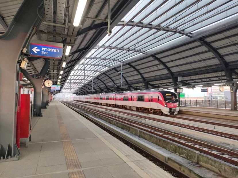 รถไฟฟ้าชานเมืองสายสีแดงตั้งอยู่ห่างจากชุมชน