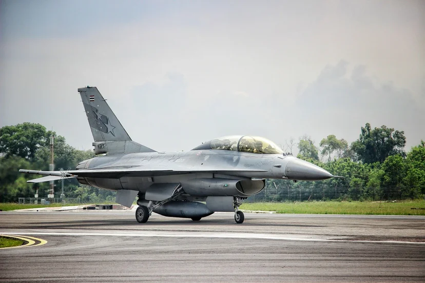 เครื่องบินรบ F-16 ขณะเตรียมขึ้นบิน