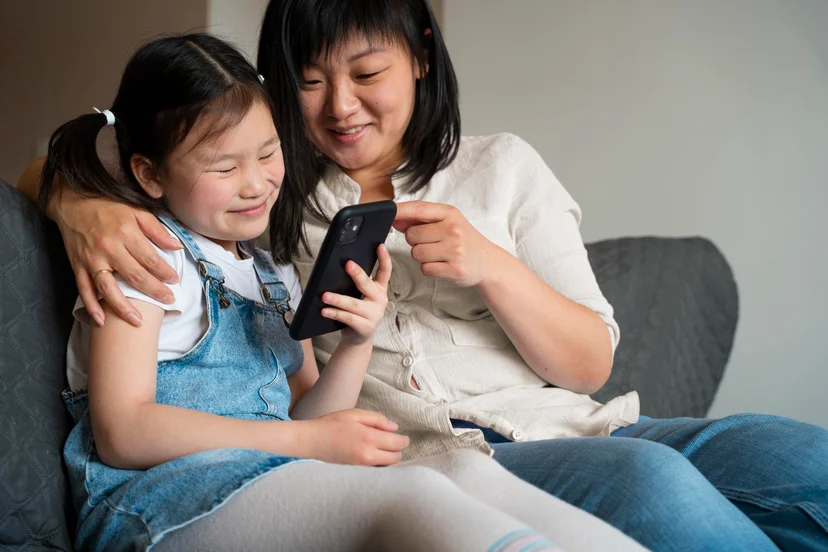 mother-kid-with-phone