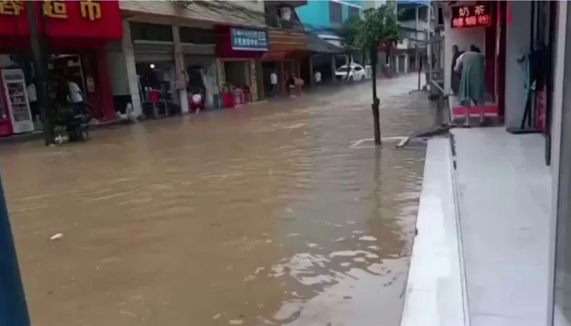 ฝนถล่มน้ำท่วมสูงในอินเดีย
