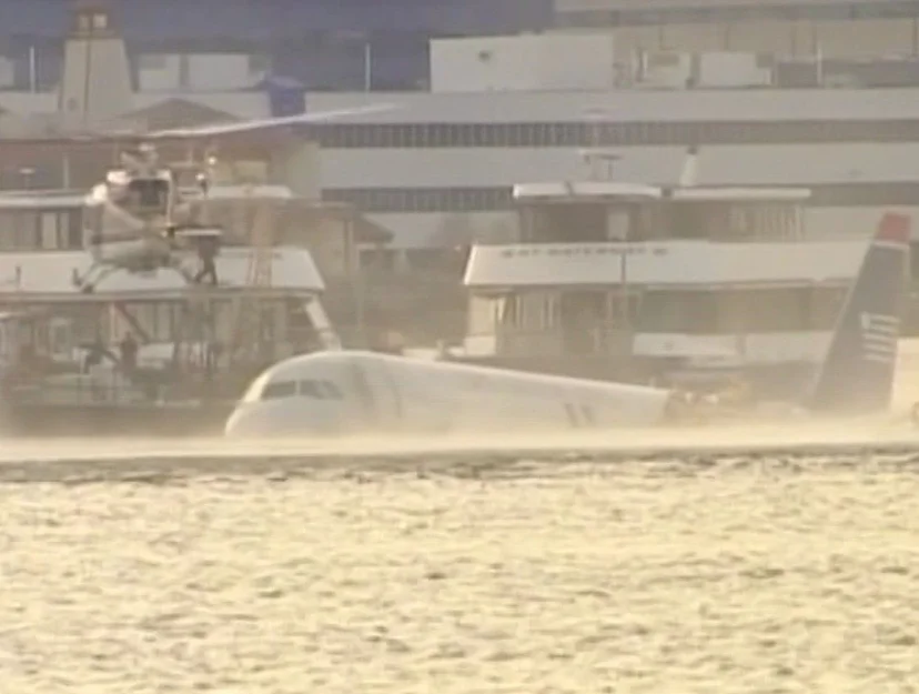 การขนย้ายเครื่องบินของ US Airways บนแม่น้ำฮัดสันหลังเกิดเหตุ (ภาพจาก: AFP)