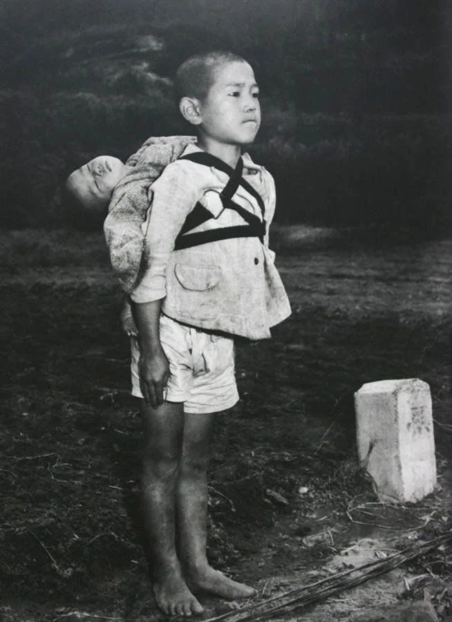 ภาพถ่ายที่ชื่อ "The Standing Boy of Nagasaki" ถ่ายไว้โดย  Joe O' Donnell ช่างภาพสงครามชาวอเมริกัน