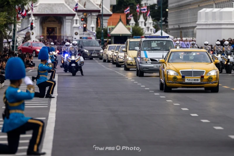 ในหลวง-พระราชินี พระบรมวงศานุวงศ์ เชิญพระบรมศพ &ldquo;สมเด็จพระบรมราชชนนีพันปีหลวง&rdquo; กลับสู่พระบรมมหาราชวัง