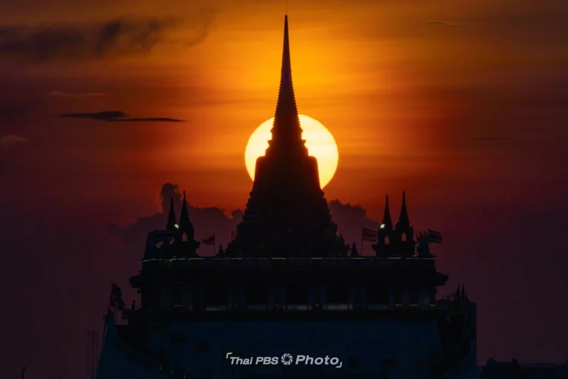 ห้วงเวลาอาทิตย์อัสดงเหนือยอดเจดีย์ภูเขาทอง งามดั่งภาพฝัน