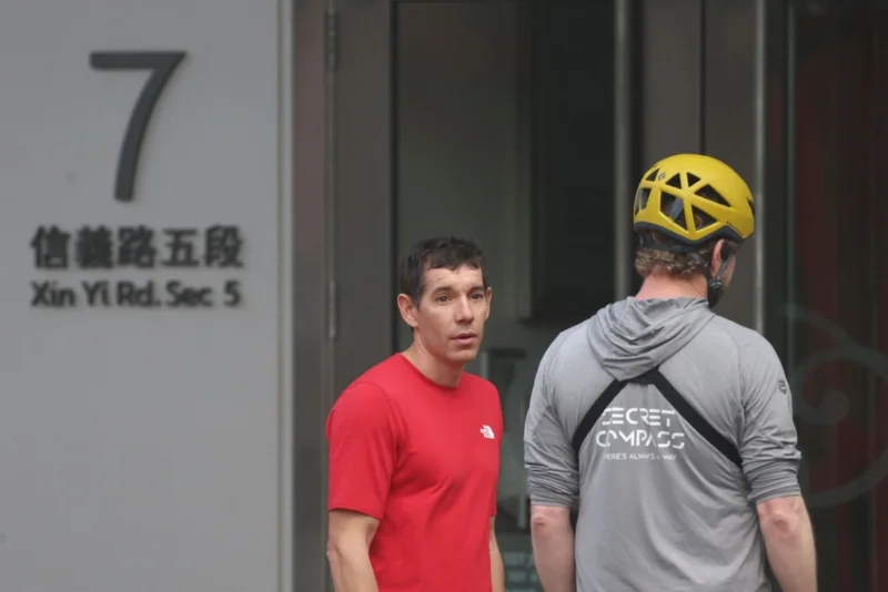 Alex Honnold ก่อนปีนขึ้นตึก Taipei 101 (ภาพ: I-Hwa Cheng/AFP)