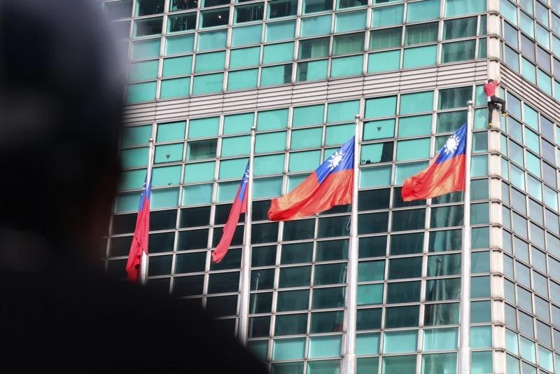 Alex Honnold ขณะปีนตึก Taipei 101 (ภาพ: I-Hwa Cheng/AFP)