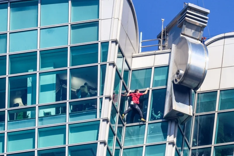 Alex Honnold ขณะปีนใกล้ถึงยอดตึก Taipei 101 (ภาพ: I-Hwa Cheng/AFP)