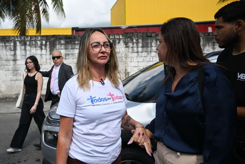 Jaderluce Anisio de Oliveira แม่ของ Alana ขณะที่ลูกสาวกำลังเดินเข้าศาล เมื่อวันที่ 15 เม.ย. 69 (ภาพ: Mauro Pimentel/AFP)