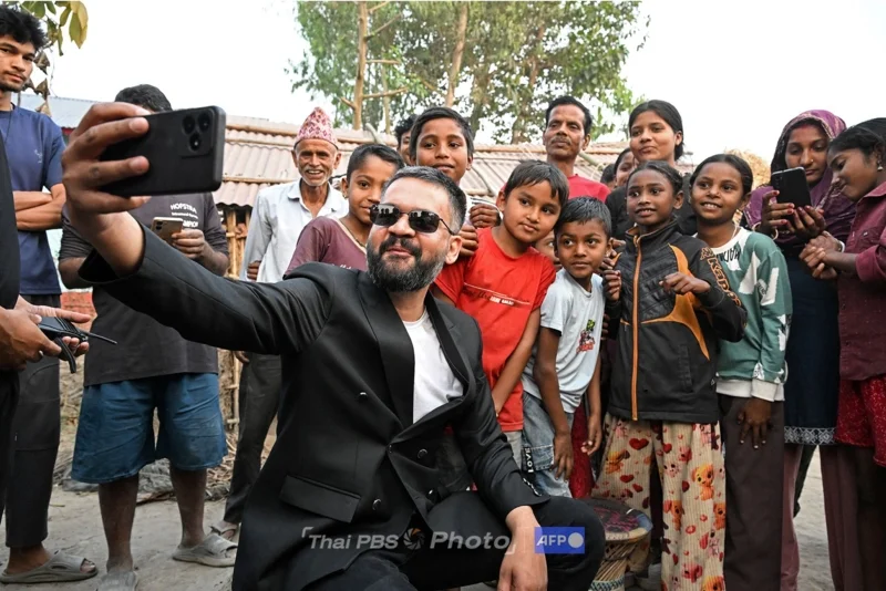 Balendra Shah กำลังถ่ายรูปกับประชาชนระหว่างหาเสียง เมื่อวันที่ 17 ก.พ. 69 (ภาพ: Prakash Mathema/AFP)