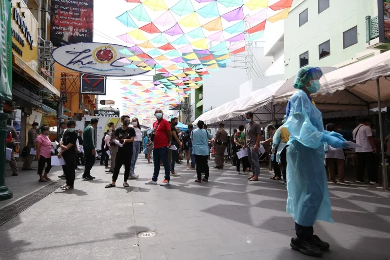 ถนนข้าวสาร ที่มีผู้คนสวมหน้ากากอนามัย