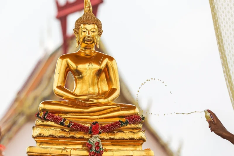 สรงน้ำพระ พิธีกรรมทางศาสนาที่คล้ายคลึงกันในอุษาคเนย์