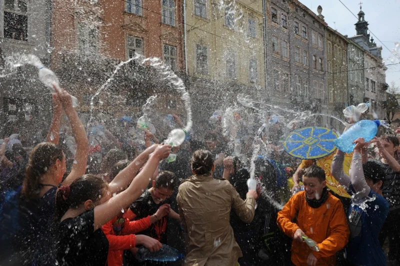 กิจกรรมสาดน้ำ Wet Monday ในประเทศยูเครน (Photo by YURIY DYACHYSHYN_AFP)