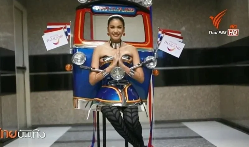 แนท อนิพรณ์ สวมชุดประจำชาติ ตกแต่งเป็นรถตุ๊กๆ ในเวทีมิสยูนิเวิร์ส 2015
