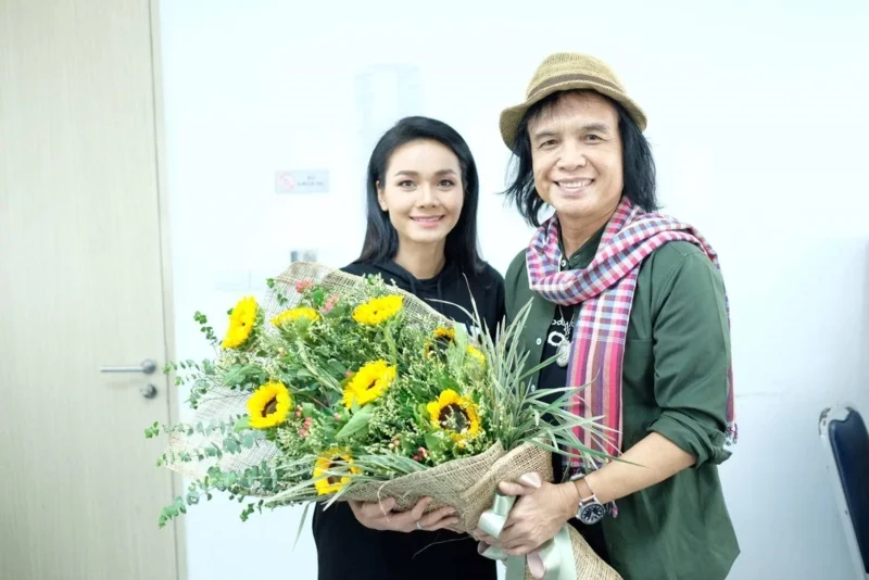 ครูสลา คุณวุฒิ ร่วมแสดงความยินดีกับ ต่าย อรทัย ในวันที่จัดคอนเสิร์ตใหญ่ครั้งแรก (ขอบคุณภาพจาก Facebook บ้านครูสลา คุณวุฒิ)