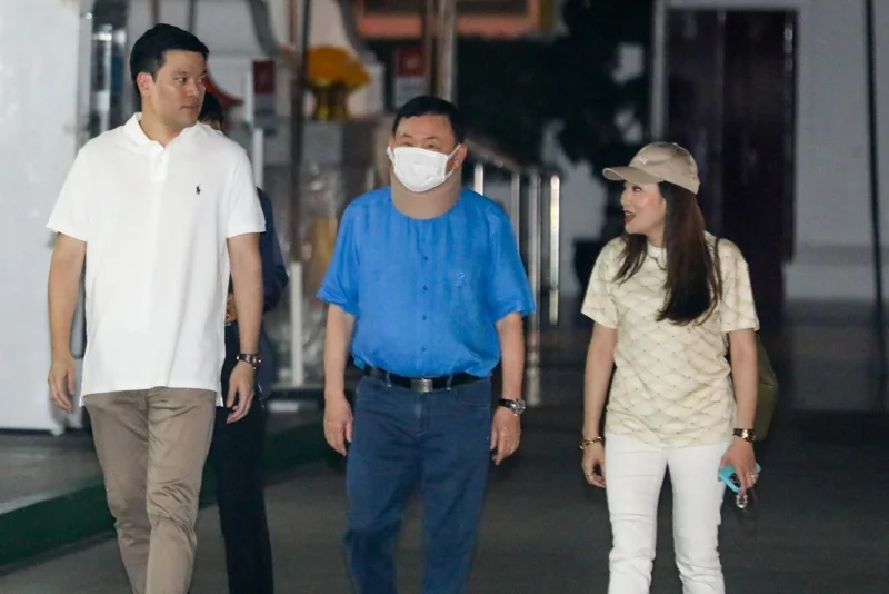 ทักษิณ ไหว้ศาลหลักเมืองกรุงเทพมหานครเอาฤกษ์เอาชัย ก่อนบินไปเชียงใหม่