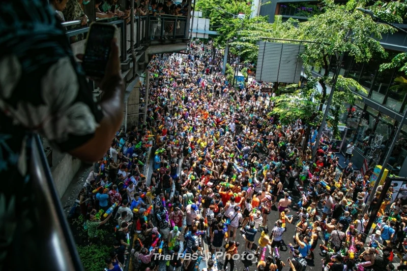 สงกรานต์สีลม&rdquo; วันแรก สาดน้ำกันฉ่ำ ไทย-ต่างชาติร่วมกันสนุก