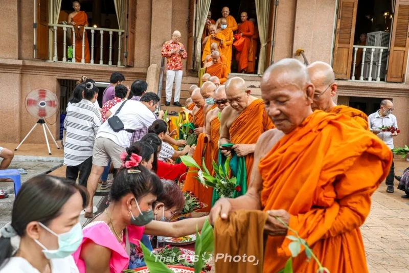 ภาพตักบาตรดอกไม้
