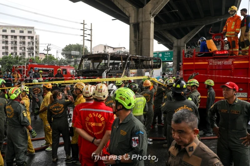 ภาพเจ้าหน้าที่กู้ภัยร่วมกตัญญู เหตุไฟไหม้รถบัสนักเรียนนำเที่ยว