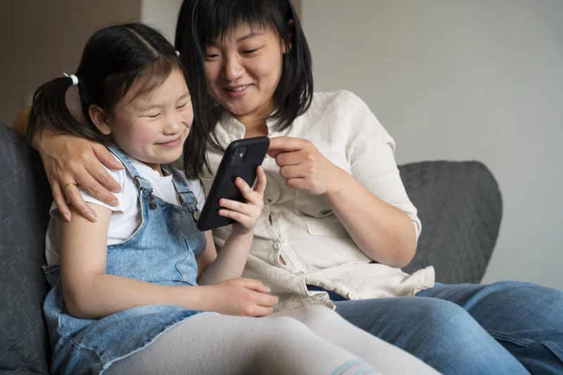 mother-kid-with-phone