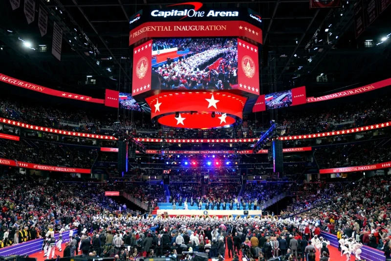 การเฉลิมฉลองการเข้ารับตำแหน่งของทรัมป์ ณ Capital One Arena (ภาพจาก Matt Rourke/AP)