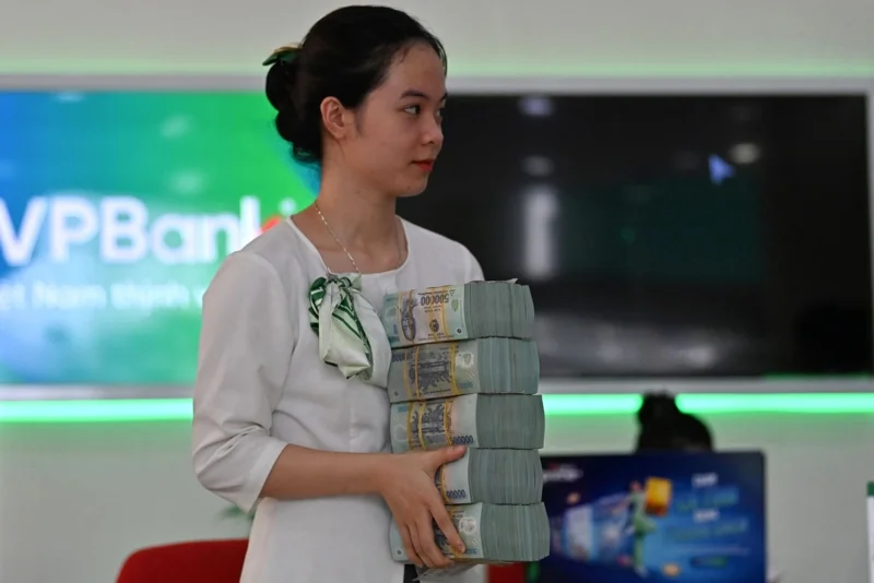 พนักงานธนาคาร VPBank สาขาหนึ่งในฮานอยกำลังขนเงินสด (ภาพจาก Nhac Nguyen/AFP)