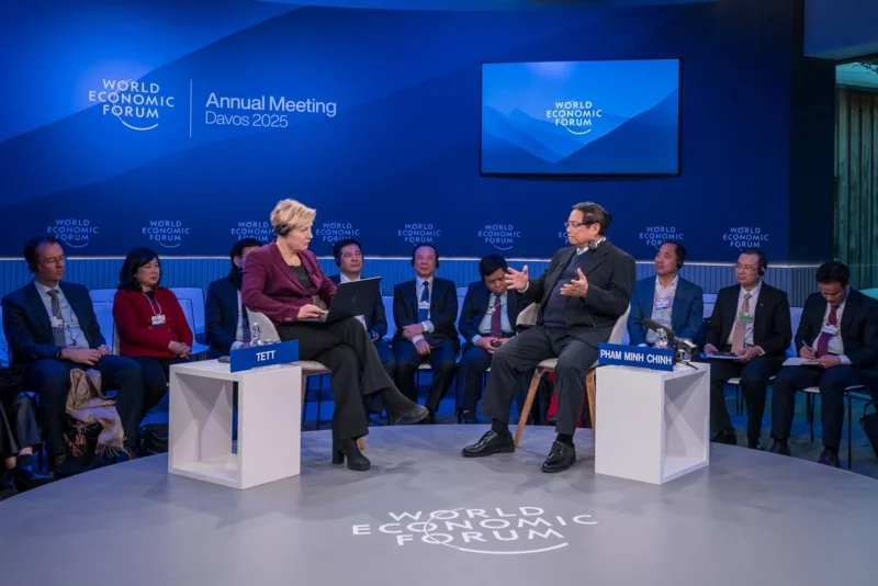 นายกฯ ฝั่ม มิญ จิ๊ญ กำลังพูดคุยกับนักวิชาการ King's College ในงาน World Economic Forum เมื่อเดือน ม.ค. ที่ผ่านมา (ภาพจาก Fabrice Coffrini/AFP)