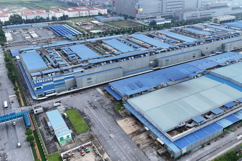 ภาพของโรงงานของ Samsung ในจังหวัดบั๊กนิญ เมื่อปี 2024 Samsung ประกาศว่าจะลงทุนอีกนับพันล้านดอลลาร์สหรัฐเพื่อการผลิตจอ OLED ในเวียดนาม (ภาพจาก Nhac Nguyen/AFP)