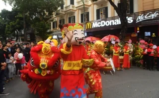 ภาพพิธีเปิดร้าน McDonald's สาขาแรกในฮานอยเมื่อปี 2017 (ภาพจาก Hoang Dinh Nam/AFP)