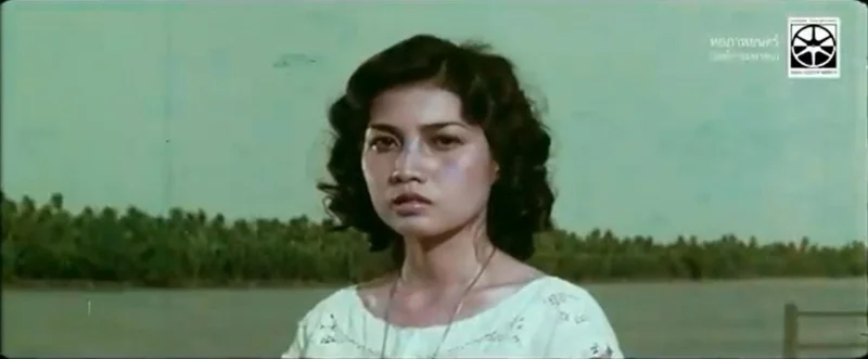 ศรอนงค์ นวศิลป์ ในบทรัชนี จากภาพยนตร์เรื่อง สาย สีมา นักสู้สามัญชน (2524) ที่ดัดแปลงจากนวนิยายเรื่อง ปีศาจ [ภาพจาก YouTube: Film Archive Thailand (หอภาพยนตร์)]