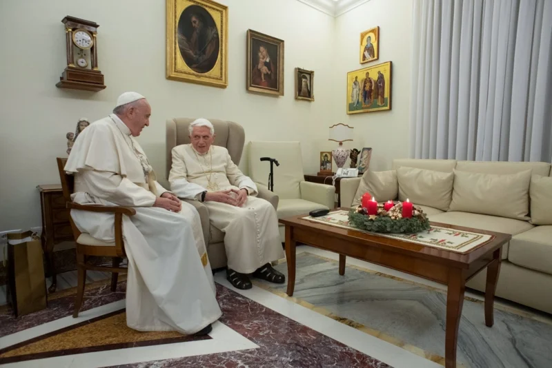 โป๊ปฟรานซิสและอดีตโป๊ปเบเนดิกต์ที่ 16 เมื่อปี ค.ศ. 2018 (ภาพจาก: Vatican Media/AFP)