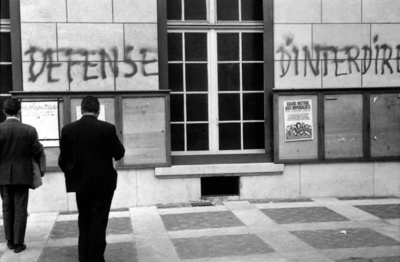 &ldquo;D&eacute;fense d&rsquo;interdire (ต่อต้านการห้ามปราม)&rdquo; เป็นประโยคหนึ่งที่กลุ่มผู้ประท้วงใช้เพื่อต่อต้านกฎเกณฑ์ต่าง ๆ ที่สังคมมักจำกัดเสรีภาพของผู้คน ถ่ายเมื่อวันที่ 18 พ.ค. 1968 ที่มหาวิทยาลัยซอร์บอน (ภาพจาก: AFP)