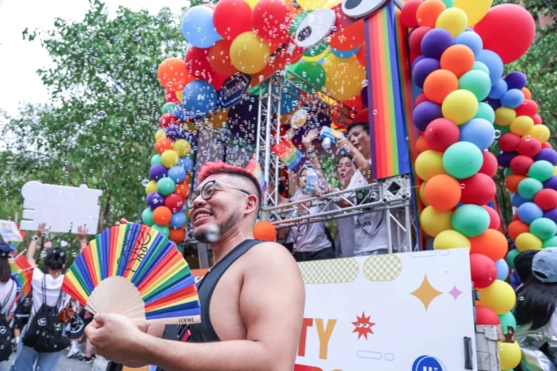 บรรยากาศผู้ร่วมงาน Pride Parade 2024 (ภาพ : YU CHIEN HUANG / AFP)