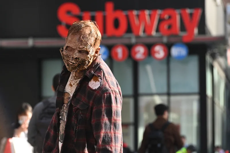 ซอมบี้ปลอมเดินโปรโมทซีรีส์ The Walking Dead: Dead City ในปี 2025 น่าคิดเช่นกันว่า หากเกิดซอมบี้จริง ๆ แล้วจะเป็นอย่างไร ? (ภาพจาก: Noam Galai/Getty Images via AFP)