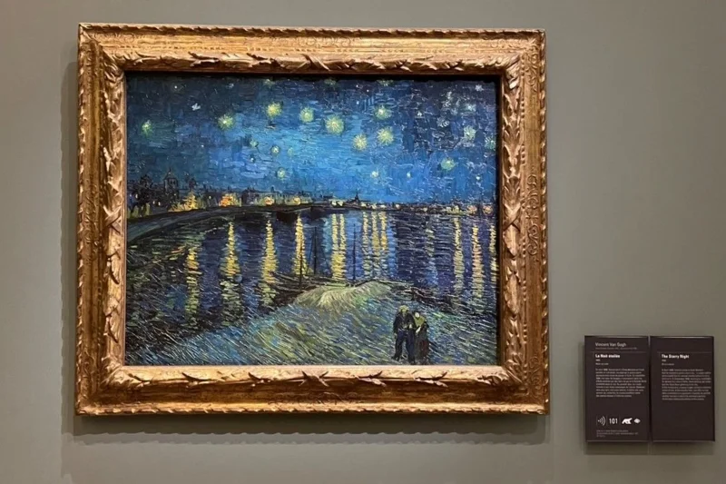 La Nuit &eacute;toil&eacute;e หรือ The Starry Night อีกเวอร์ชันหนึ่งซึ่งวาดในปี 1888 ปัจจุบันจัดแสดงที่พิพิธภัณฑ์ Mus&eacute;e d&rsquo;Orsay ในปารีส [ภาพโดยผู้เขียน เมื่อปี 2022]