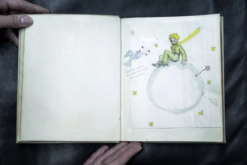 ภาพวาดต้นฉบับจากสำเนาดั้งเดิมของเจ้าชายน้อยฉบับภาษาฝรั่งเศสที่ตีพิมพ์ในนิวยอร์ก ถ่ายไว้ก่อนที่ Maison Cazo จะเปิดประมูลเมื่อปี 2016 ที่ปารีส (ภาพจาก: Philippe Lopez/AFP)