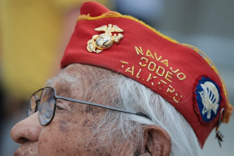 หมวก &lsquo;Navajo Code Talkers&rsquo; ที่โทมัส บีเกย์ สมาชิกคนหนึ่งของกลุ่มสวมใส่ขณะร่วมพิธีรำลึกสงครามฯ เมื่อวันที่ 8 พ.ค. 2025 ที่กรุงวอชิงตัน ดีซี (ภาพจาก: Kayla Bartkowski/Getty Images via AFP)