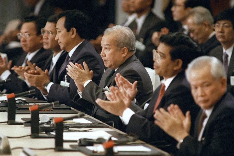 ผู้นำกลุ่มการเมืองในกัมพูชาปรบมือหลังจากการลงนามในข้อตกลงสันติภาพปารีส ที่มา: AFP