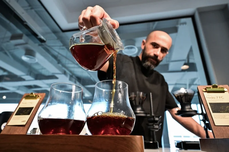 Serkan Sagsoz กับกาแฟที่แพงที่สุดในโลกที่ดูไบ (ภาพจาก: Giuseppe Cacace/AFP)