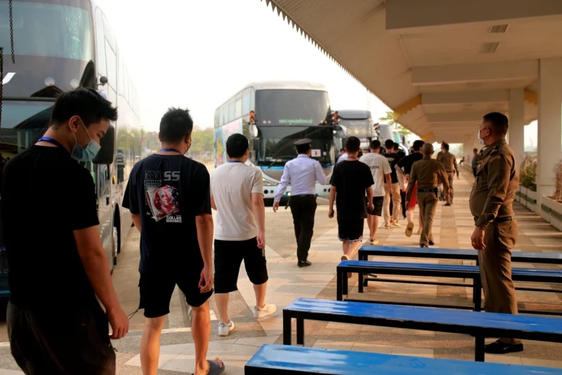 คนงานและเหยื่อจากฐานสแกมเมอร์ในเมียวดี กำลังเดินเข้าสู่ชายแดนไทย-เมียนมา เมื่อเดือนกุมภาพันธ์ 2568 (ภาพจาก: AFP)