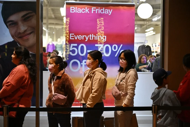 ผู้คนในลอสแอนเจลิสกำลังต่อแถวเพื่อชอปปิงในเทศกาล Black Friday ปี 2024 (ภาพจาก: Robyn Beck/AFP)