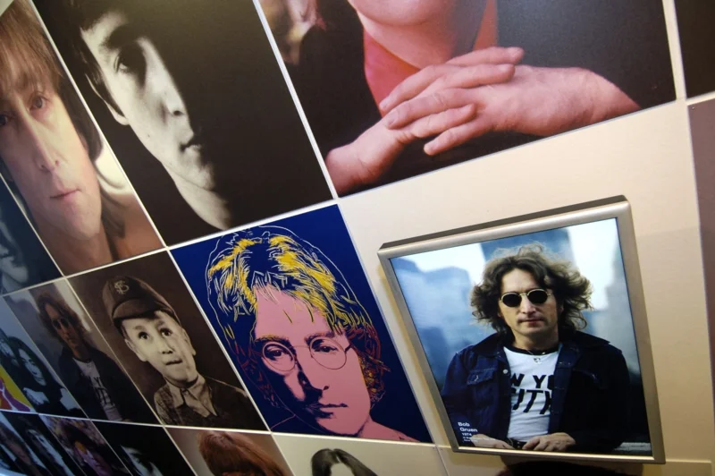 ภาพของ John Lennon ในนิทรรศการ ณ กรุงปารีส เมื่อปี 2005 (ภาพ: Stephane de Sakutin/AFP)