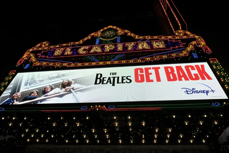 ป้ายรอบพิเศษของสารคดี The Beatles: Get Back ที่ฮอลลีวูด เมื่อปี 2021 (ภาพ: Charley Gallay/Getty Images via AFP)