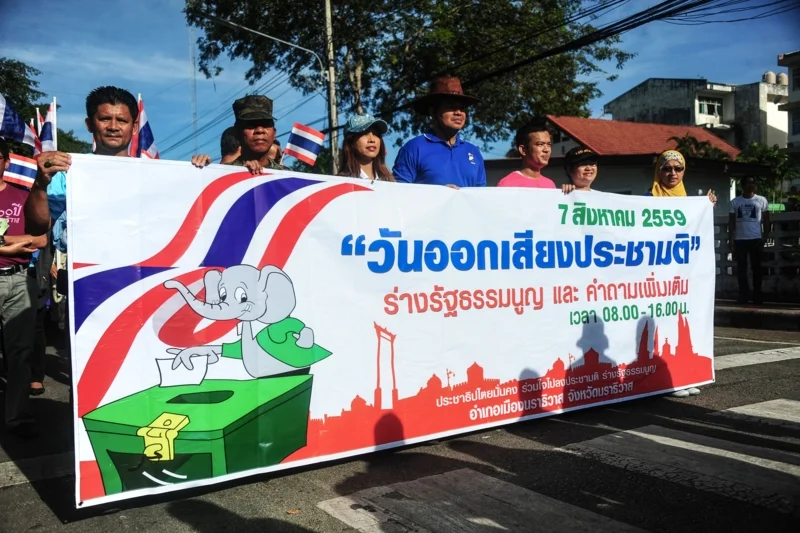ประชาชนในจ.นราธิวาส ร่วมกันรณรงค์ประชามติร่างรัฐธรรมนูญ เมื่อเดือน ก.ค. 59 (ภาพ: Madaree Tohlala/AFP)