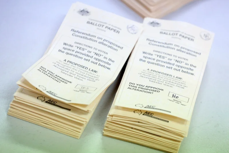 บัตรออกเสียงประชามติของออสเตรเลียเมื่อปี 2566 ซึ่งให้ผู้มีสิทธิฯ เขียนว่า &lsquo;Yes (เห็นชอบ)&rsquo; หรือ &lsquo;No (ไม่เห็นชอบ)&rsquo; (ภาพ: Martin Keep/AFP)