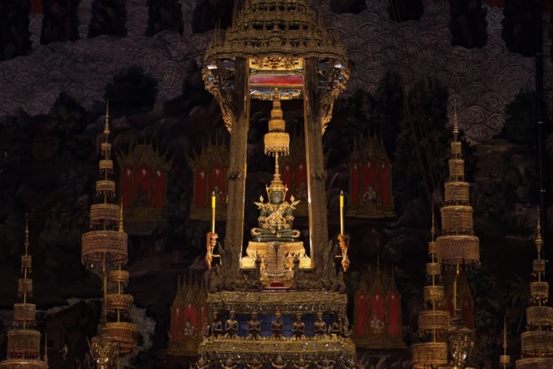 การเปลี่ยนเครื่องทรงพระแก้วมรกตคือหนึ่งในโบราณราชประเพณีในช่วงเข้าพรรษา