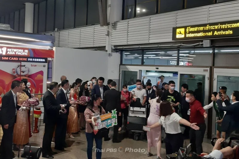 กลุ่มนักท่องเที่ยวจีนแบบกรุ๊ปทัวร์คณะแรกถึงไทย หลังจากที่รัฐบาลจีนอนุญาตให้บริษัททัวร์นำนักท่องเที่ยวจีน ออกเดินทางท่องเที่ยวต่างประเทศได้ใน 20 ประเทศ