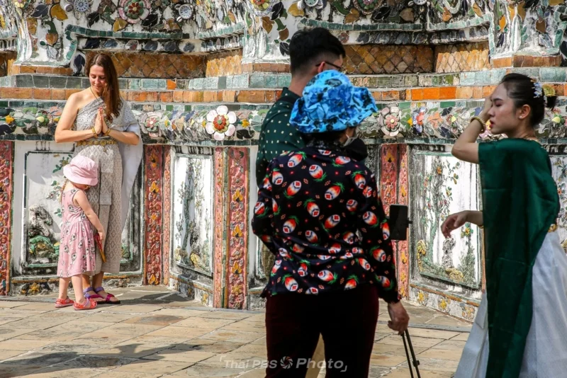 ห่มสไบ เทรนด์ฮิตนักท่องเที่ยวต่างชาติ เช่าชุดไทยใส่เที่ยววัดแจ้ง.jpg