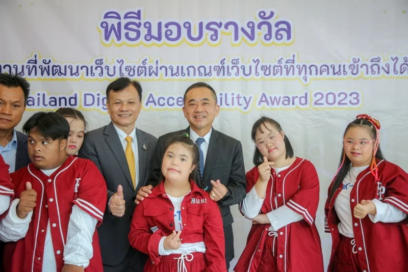 ภาพ ศาสตราจารย์พิเศษวิศิษฏ์ วิศิษฏ์สรอรรถ ปลัดกระทรวงดิจิทัลเพื่อเศรษฐกิจและสังคม และ ภุชพงค์ โนดไธสง เลขาธิการคณะกรรมการดิจิทัลเพื่อเศรษฐกิจสังคมแห่งชาติ
