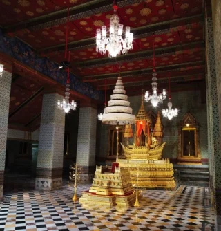 พระมหาเศวตฉัตร หรือพระนพปฎลมหาเศวตฉัตร ภายในท้องพระโรงพระมหาปราสาทราชมณเฑียร